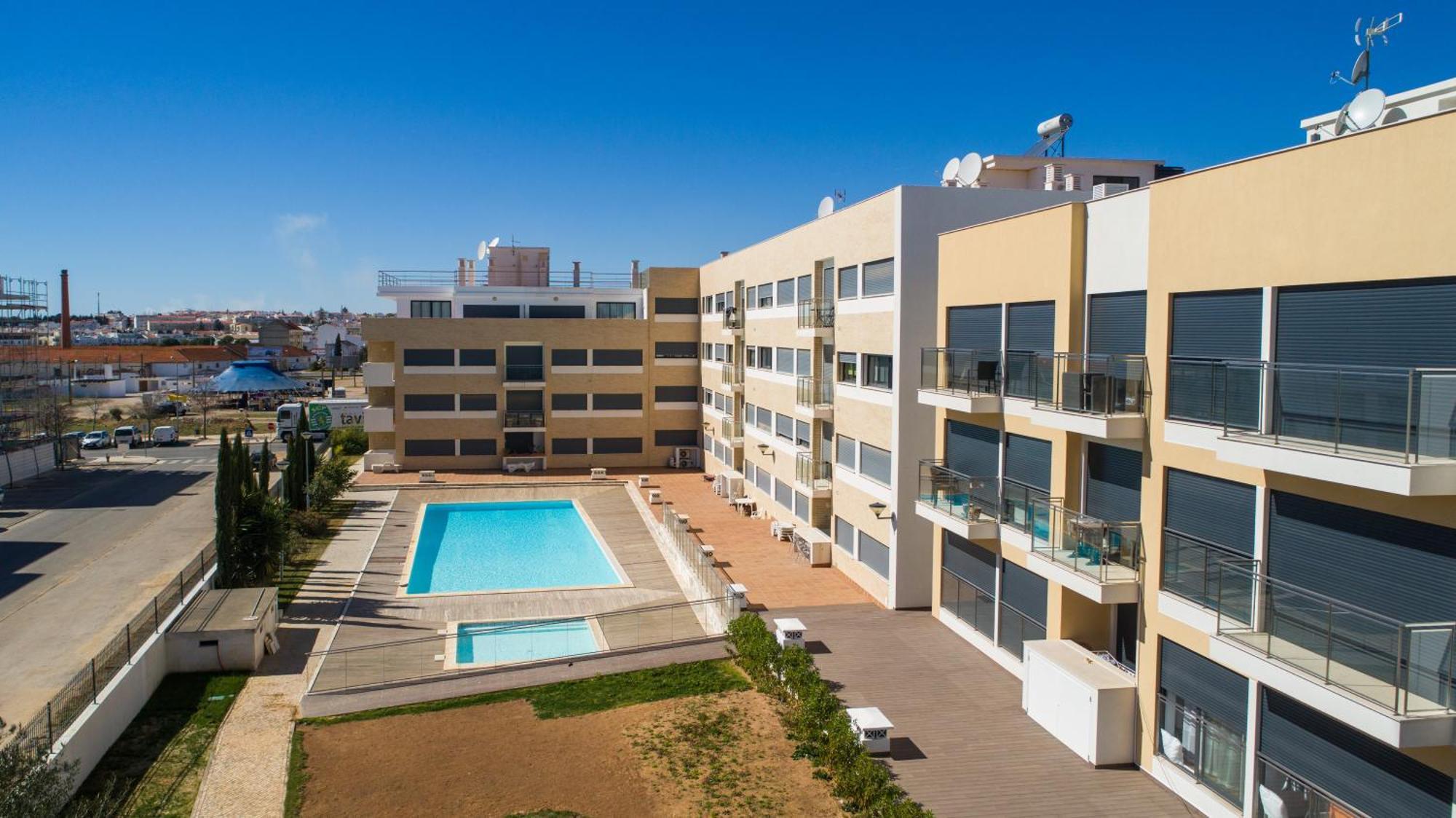 Two Bedroom Stylish Central Tavira Apartment. Номер фото